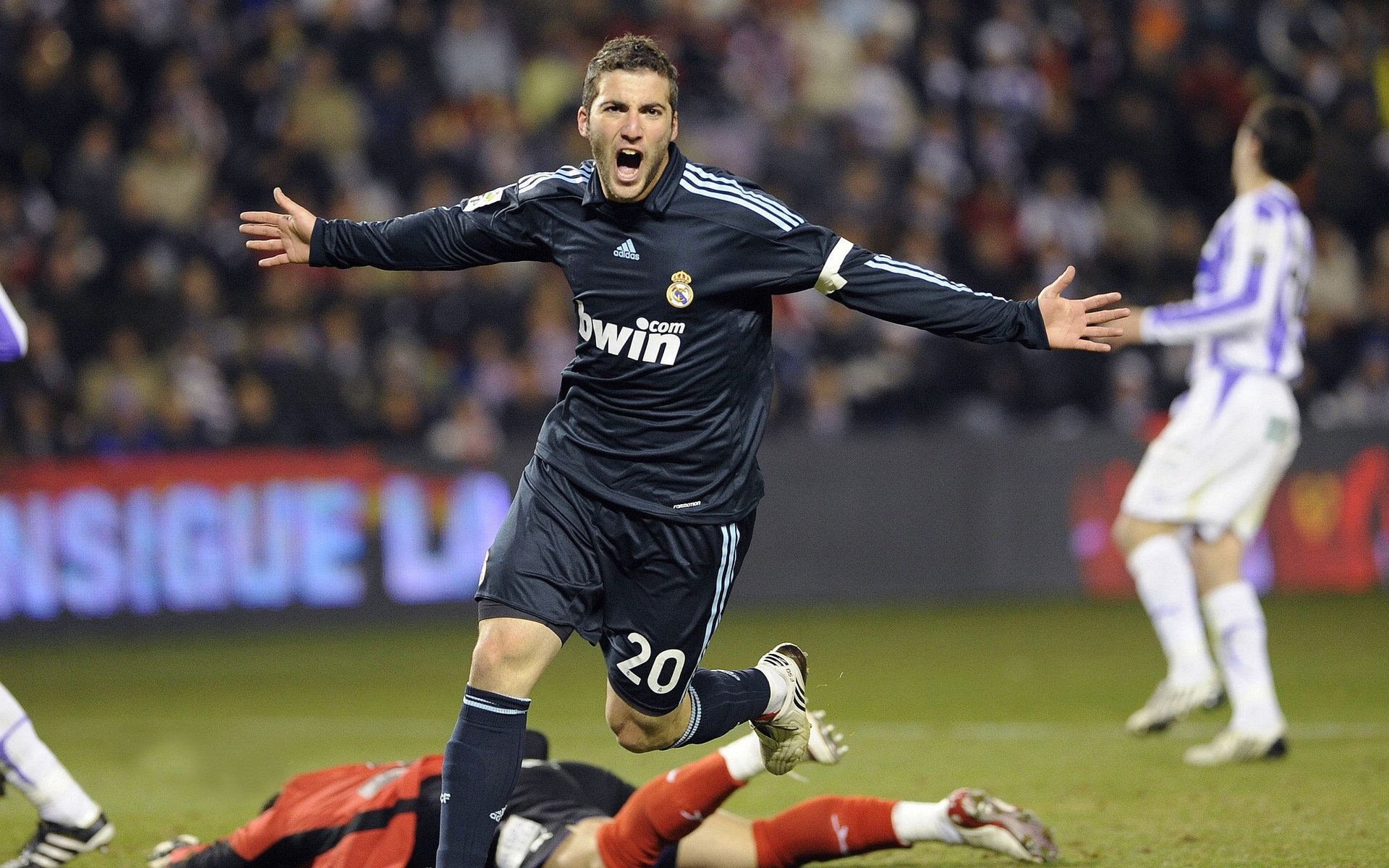 亚冠联赛激战正酣 中超豪门客场力克日韩劲旅