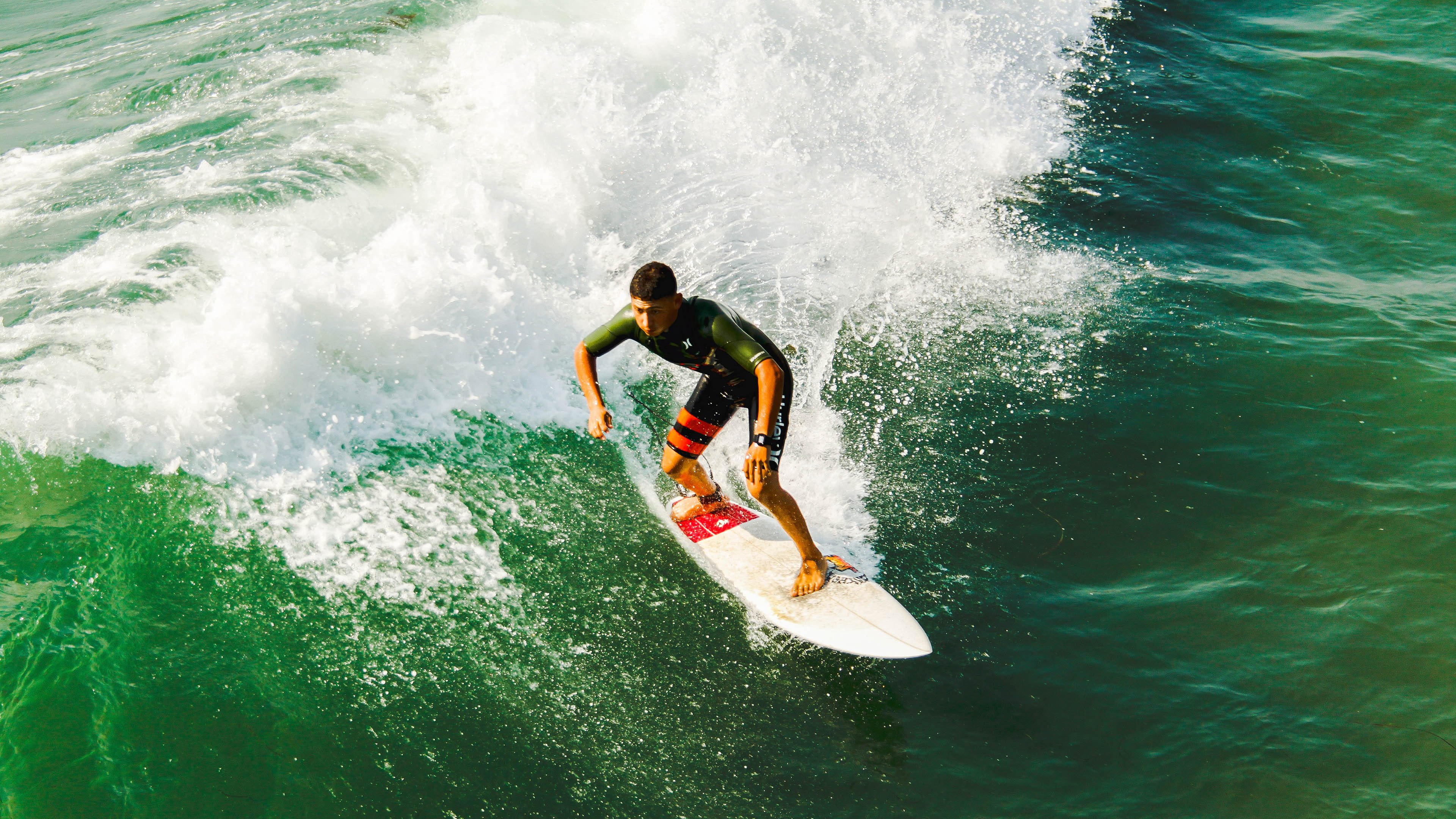 西甲联赛激战正酣,皇马巴萨争冠白热化,黑马球队异军突起